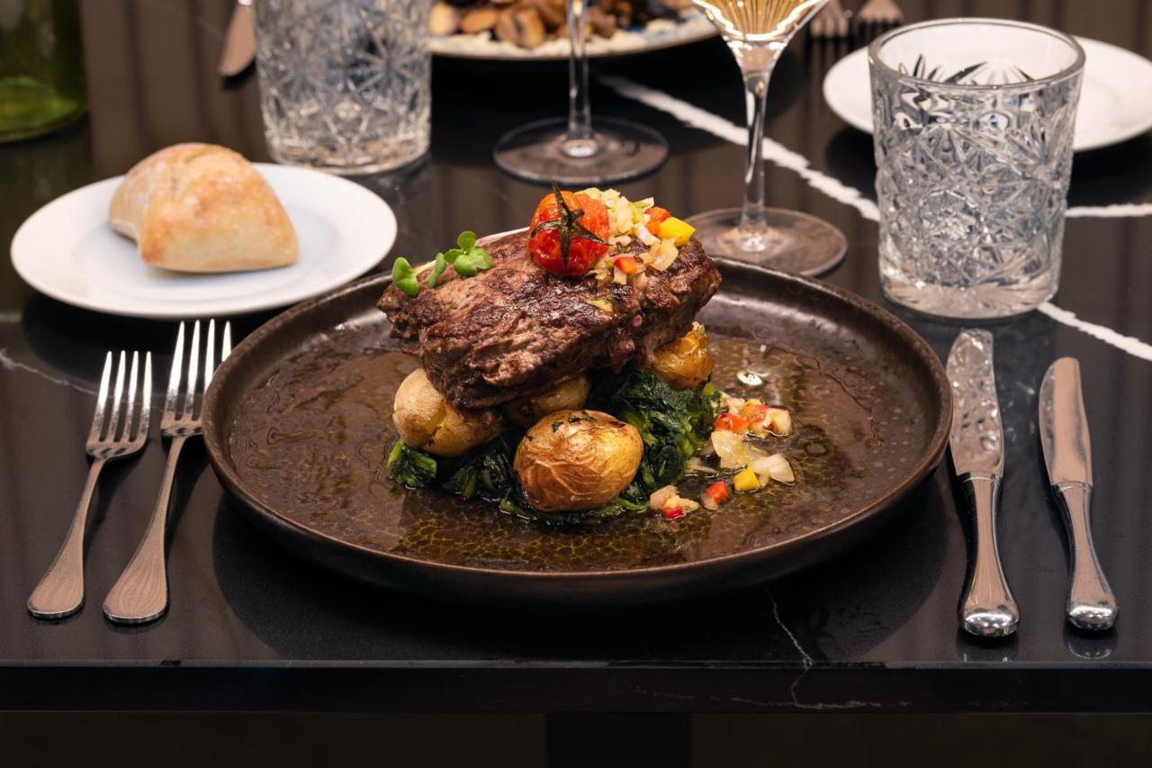 Melia Braga Hotel & Spa Ngoại thất bức ảnh A steak prepared at the restaurant