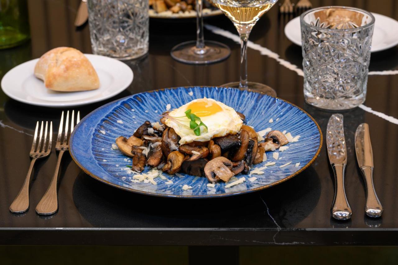 Melia Braga Hotel & Spa Ngoại thất bức ảnh A plate of mixed mushrooms with a fried egg