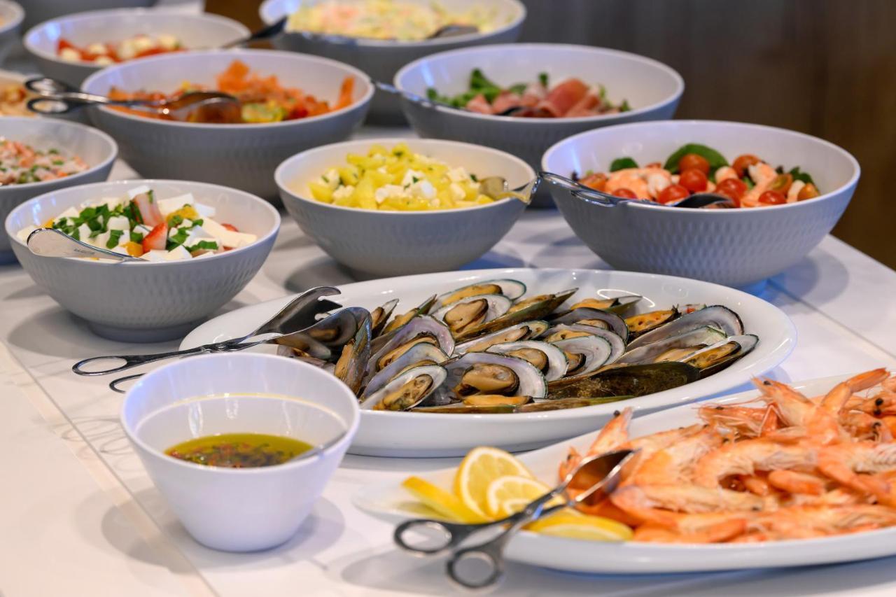 Melia Braga Hotel & Spa Ngoại thất bức ảnh A buffet of seafood