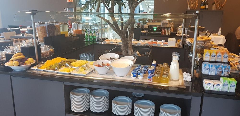 Melia Braga Hotel & Spa Ngoại thất bức ảnh A buffet at a hotel