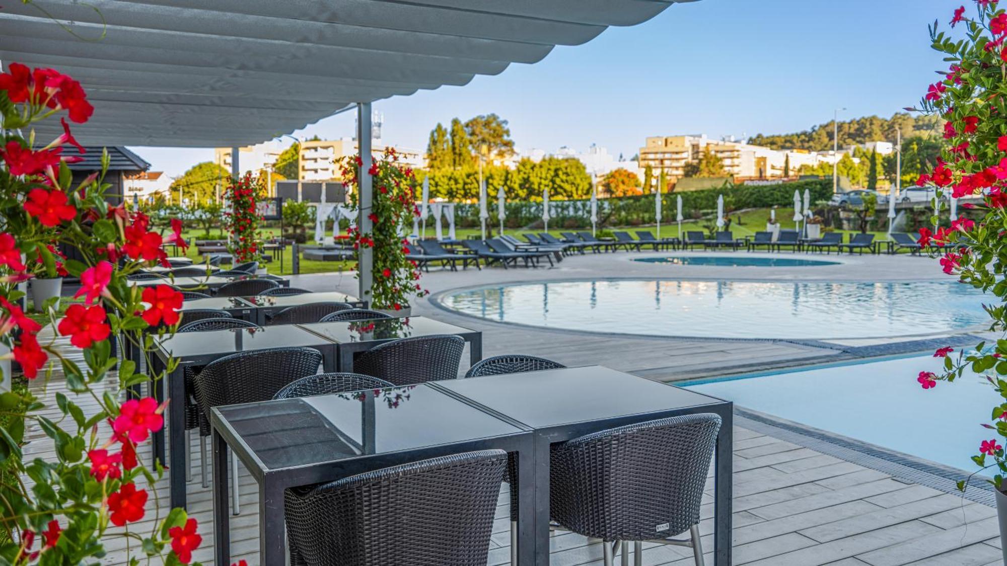 Melia Braga Hotel & Spa Ngoại thất bức ảnh The pool at the hotel