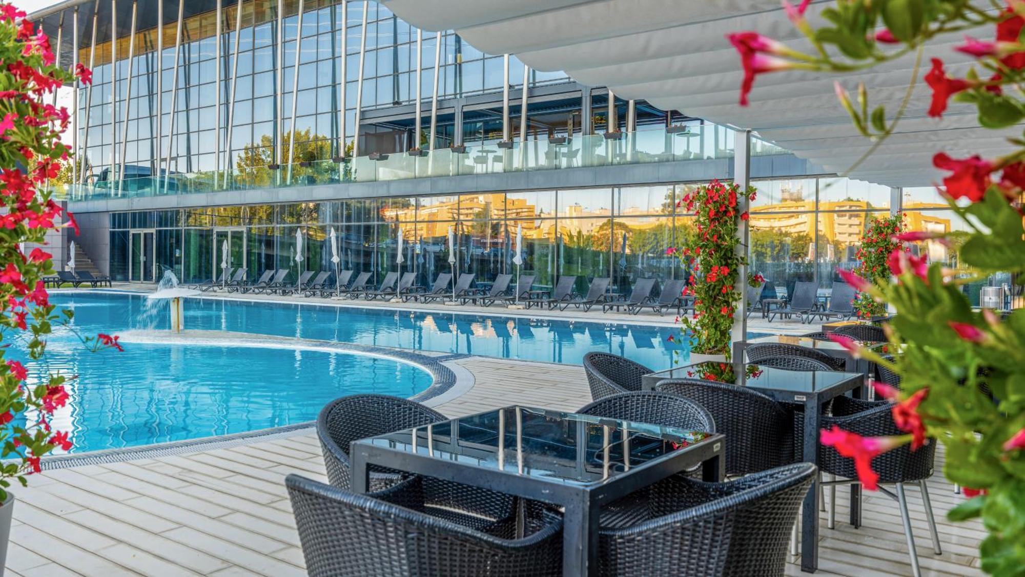 Melia Braga Hotel & Spa Ngoại thất bức ảnh The swimming pool at the hotel