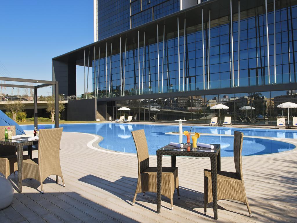 Melia Braga Hotel & Spa Ngoại thất bức ảnh The pool at the hotel