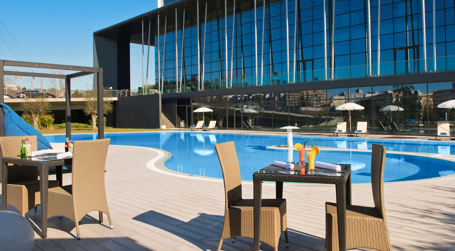 Melia Braga Hotel & Spa Ngoại thất bức ảnh The swimming pool at the hotel