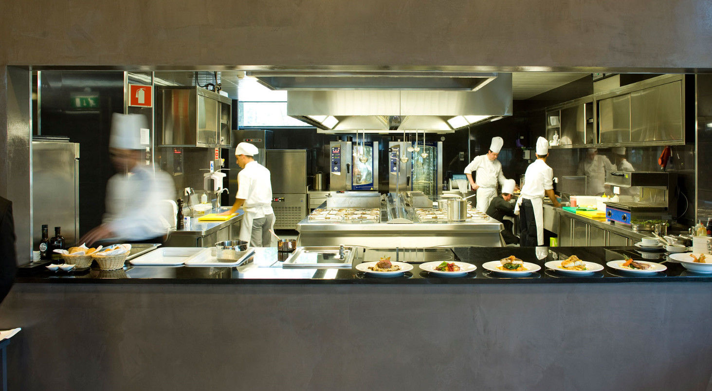Melia Braga Hotel & Spa Ngoại thất bức ảnh A restaurant kitchen