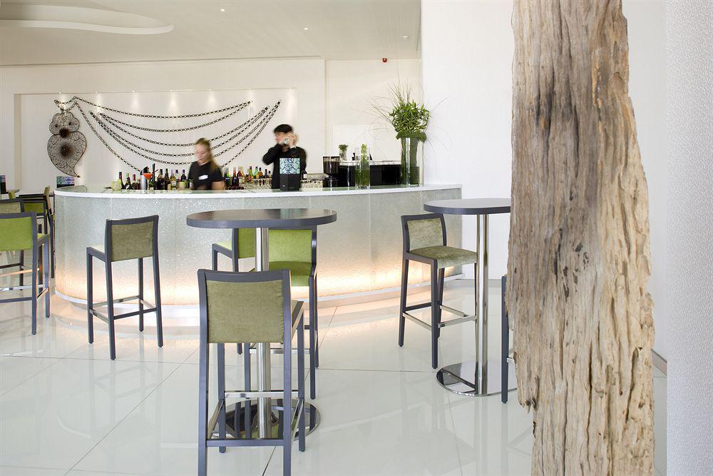 Melia Braga Hotel & Spa Nhà hàng bức ảnh The bar at the hotel