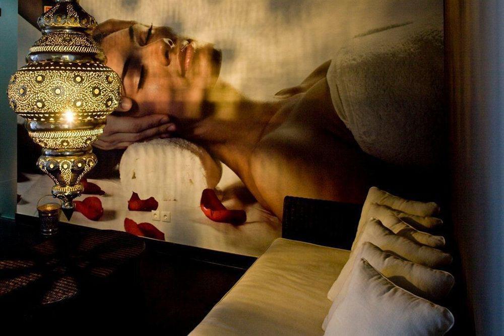 Melia Braga Hotel & Spa Nội địa bức ảnh A woman receiving a spa treatment